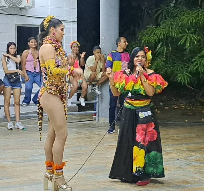 Alcaldesa de Santo Tomás exaltó a la reina del carnaval por su actuación en el sirenato de la cumbia